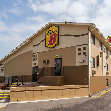Super 8 By Wyndham Janesville Bagian luar foto