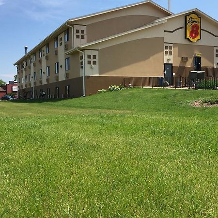 Super 8 By Wyndham Janesville Bagian luar foto