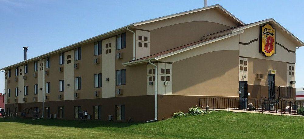 Super 8 By Wyndham Janesville Bagian luar foto
