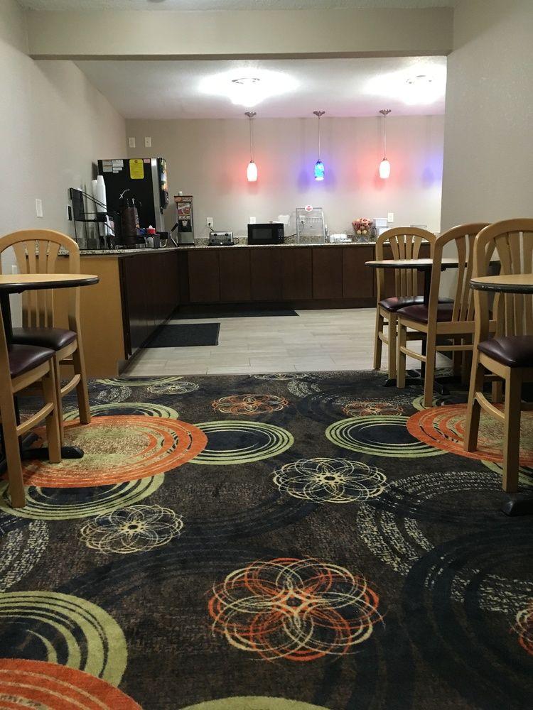 Super 8 By Wyndham Janesville Bagian luar foto
