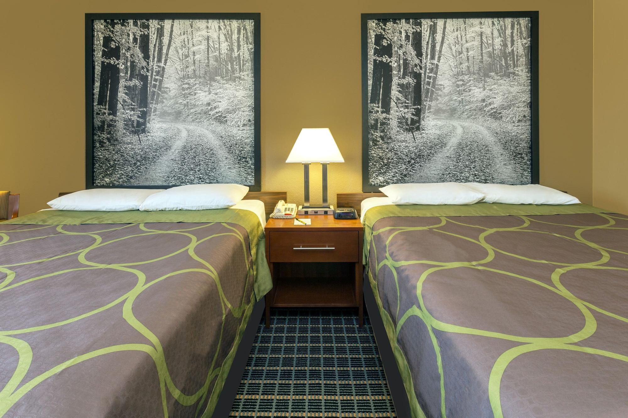 Super 8 By Wyndham Janesville Bagian luar foto