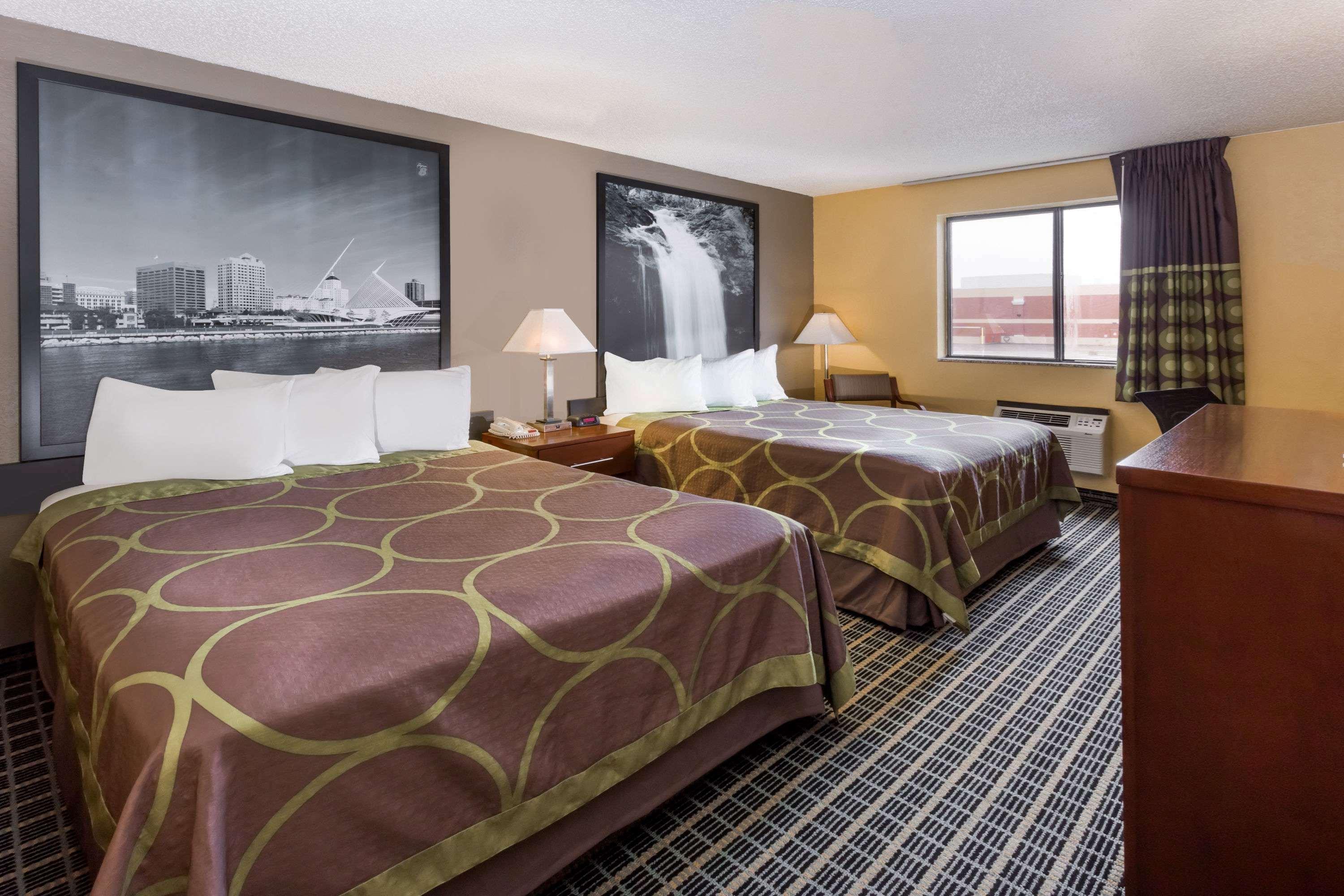 Super 8 By Wyndham Janesville Bagian luar foto