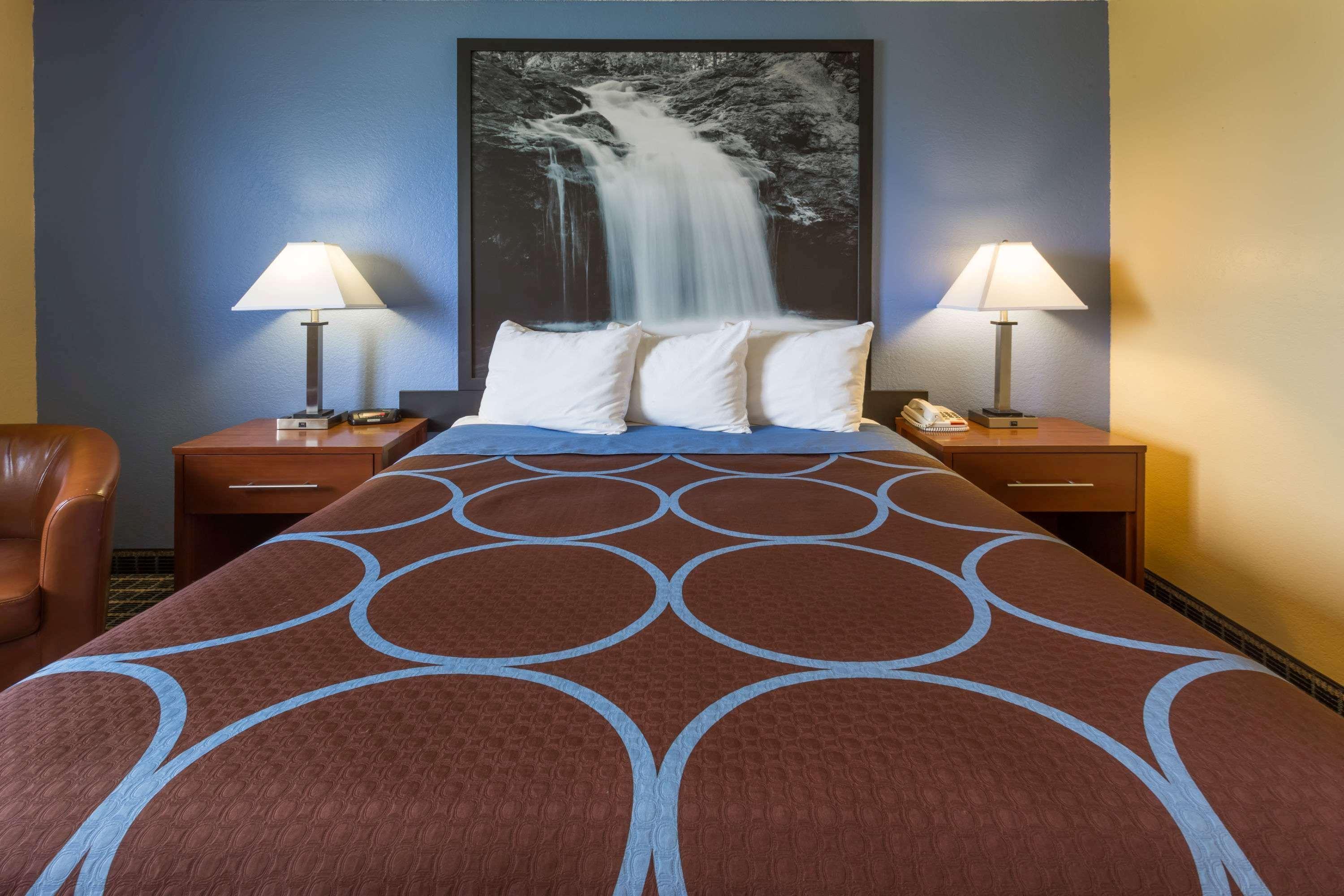 Super 8 By Wyndham Janesville Bagian luar foto