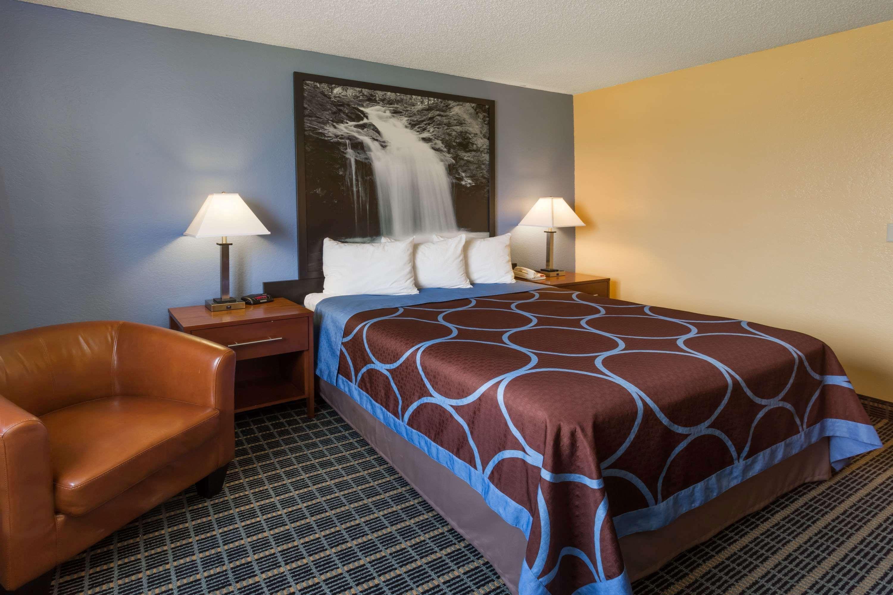Super 8 By Wyndham Janesville Bagian luar foto