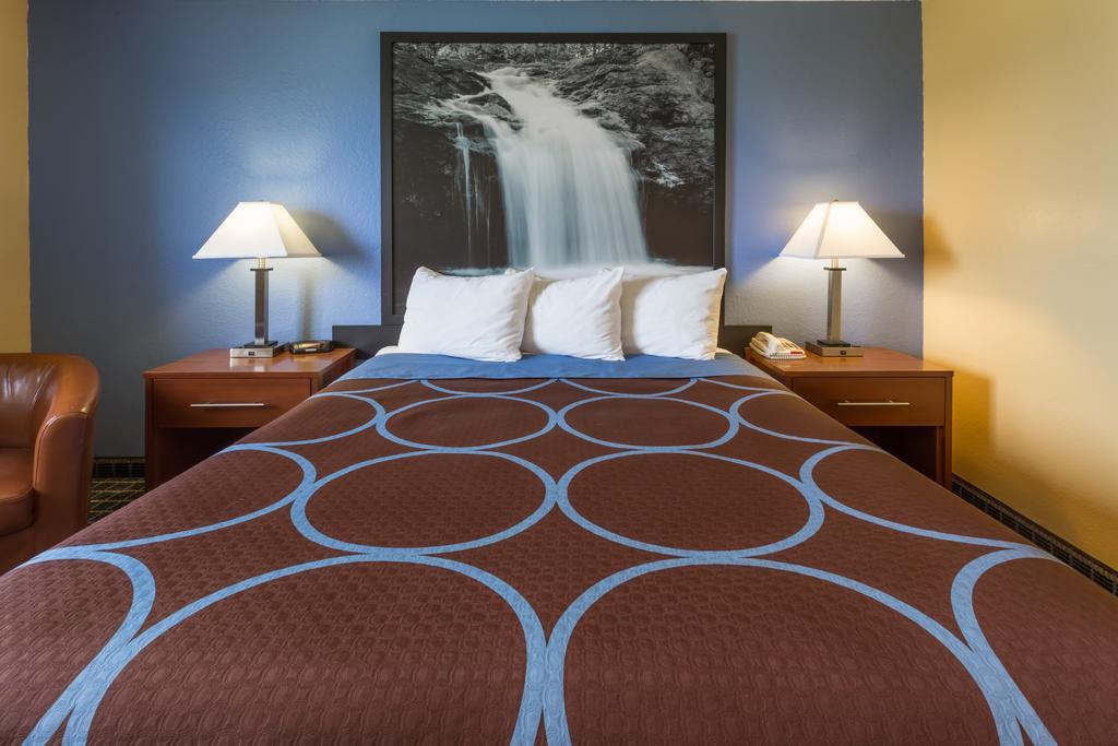 Super 8 By Wyndham Janesville Bagian luar foto