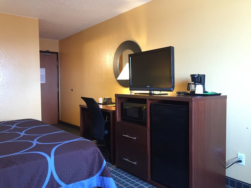 Super 8 By Wyndham Janesville Bagian luar foto