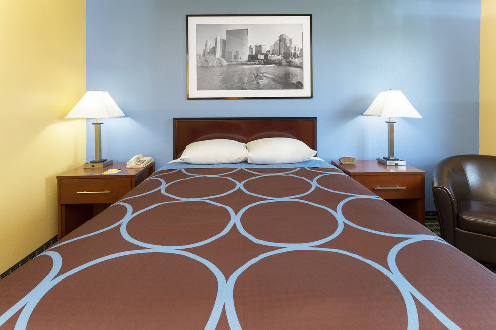 Super 8 By Wyndham Janesville Bagian luar foto