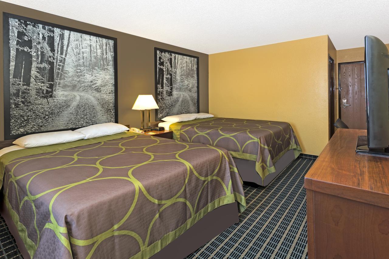 Super 8 By Wyndham Janesville Bagian luar foto