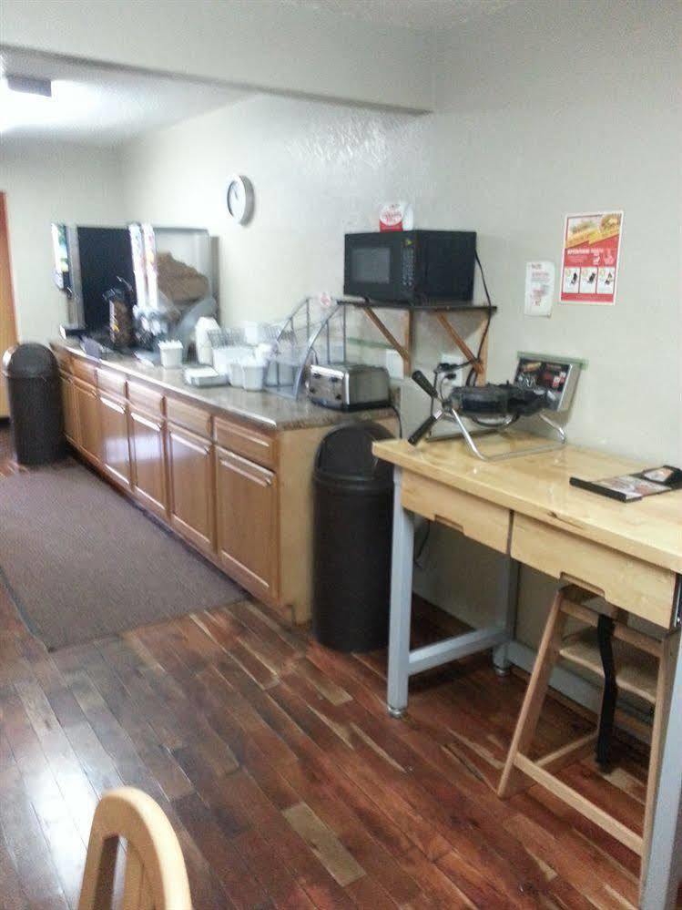 Super 8 By Wyndham Janesville Bagian luar foto