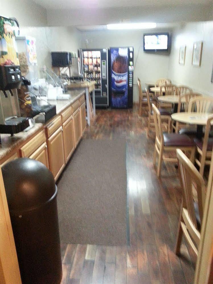 Super 8 By Wyndham Janesville Bagian luar foto
